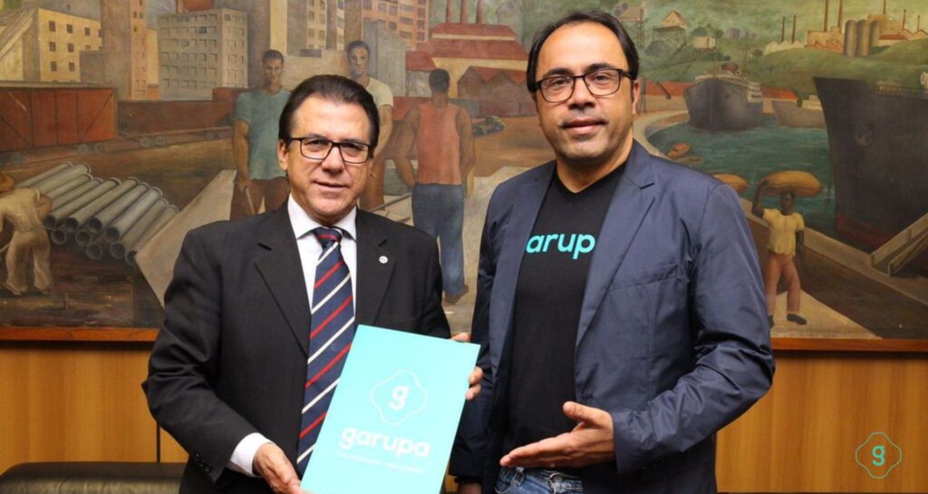 Posam para fotografia o ministro do Trabalho Luiz Marinho (à esquerda) e o CEO do Garupa, Marcondes Trindade, durante reunião para entrega de um Protocolo de Intenções elaborado pelo Garupa para contribuir ao PL dos apps de transporte.